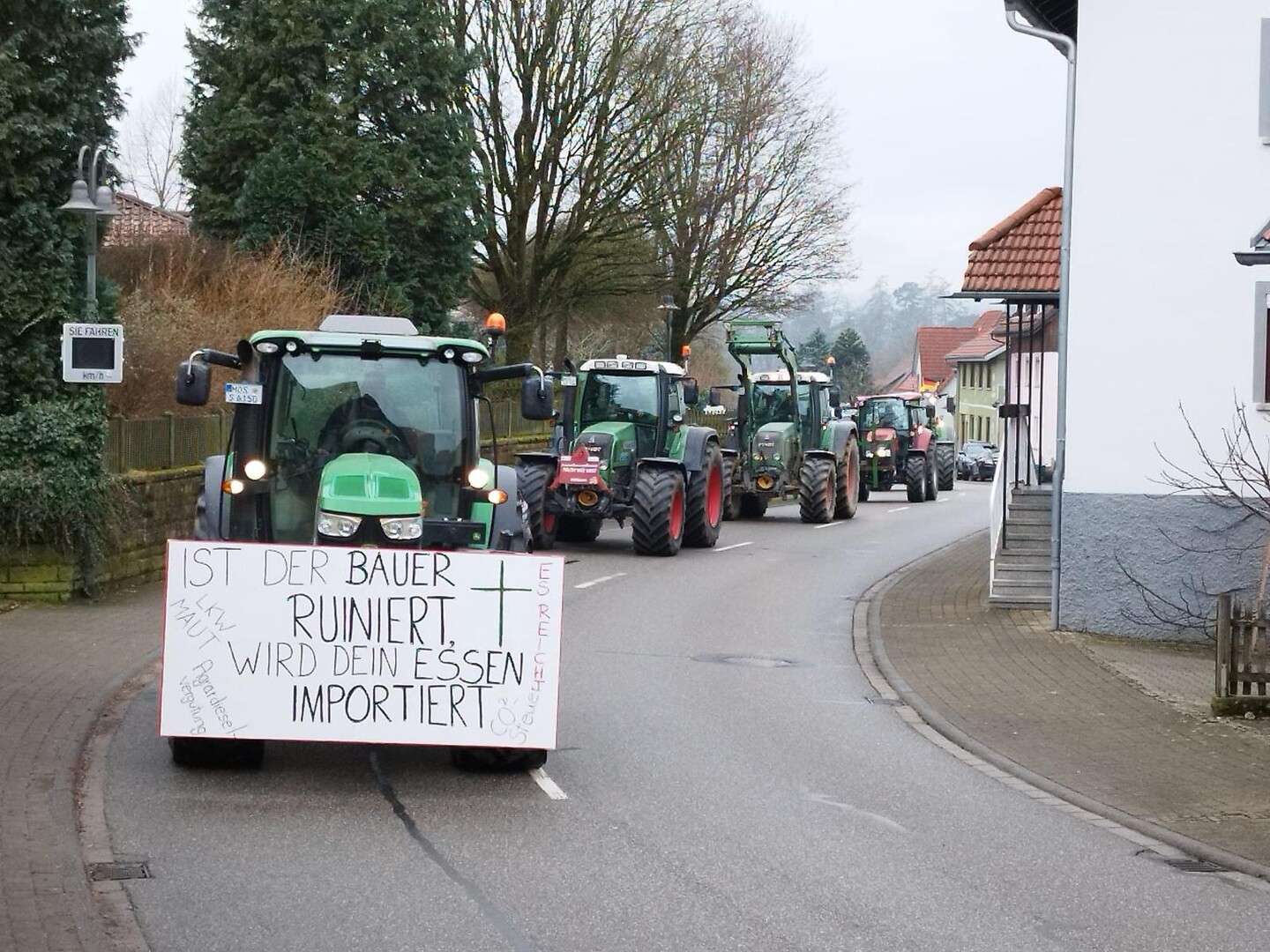 Rundfahrt mit lautstarken Hupen im Kleinen Odenwald.