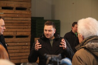 Kretschmann besucht Biohof Grieshaber & Schmid in Ditzingen