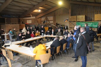 Kretschmann besucht Biohof Grieshaber & Schmid in Ditzingen