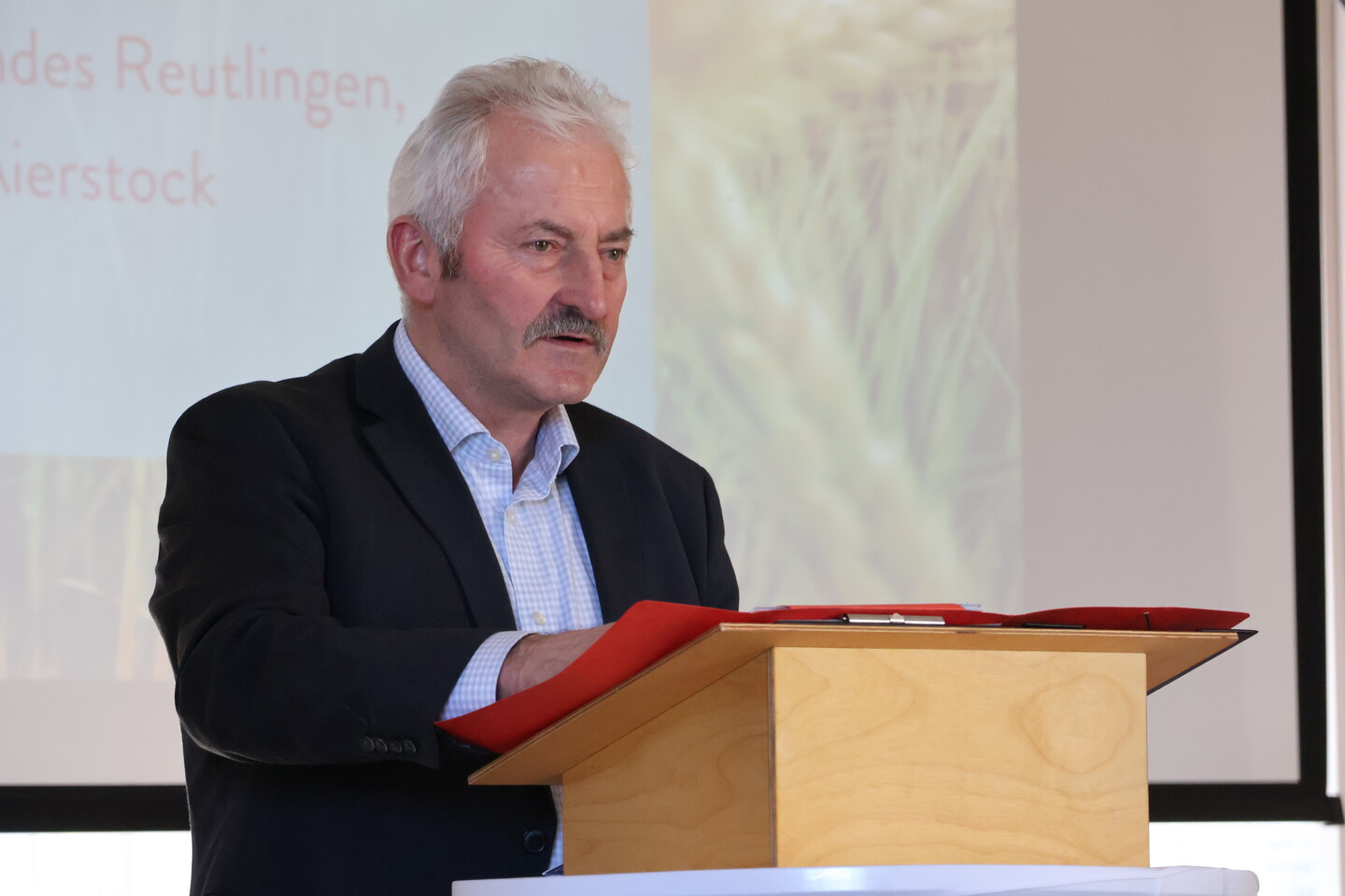 Kreisvorsitzender Gebhard Aierstock bergab den Platzierten ihre Urkunden.